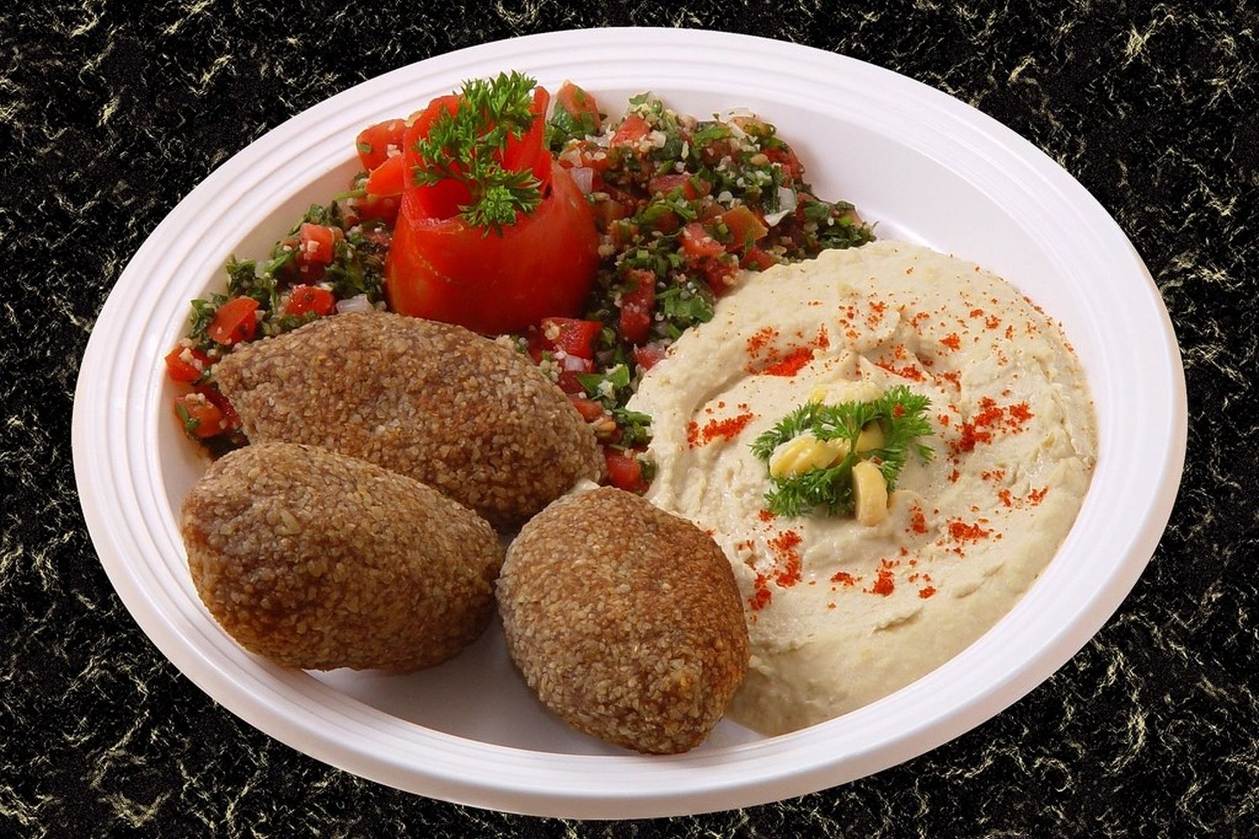 Teller mit Falafel, Hummus und Salat