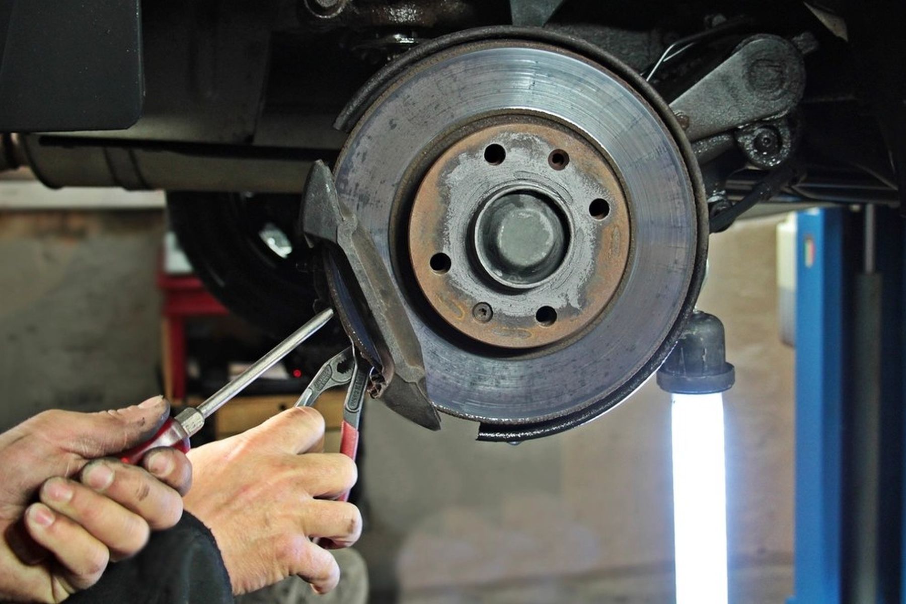 Mechaniker arbeitet an einer Bremsscheibe